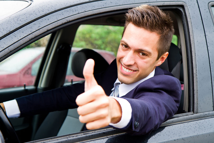 Auto verkaufen Daumen hoch beim Auto verkaufen
